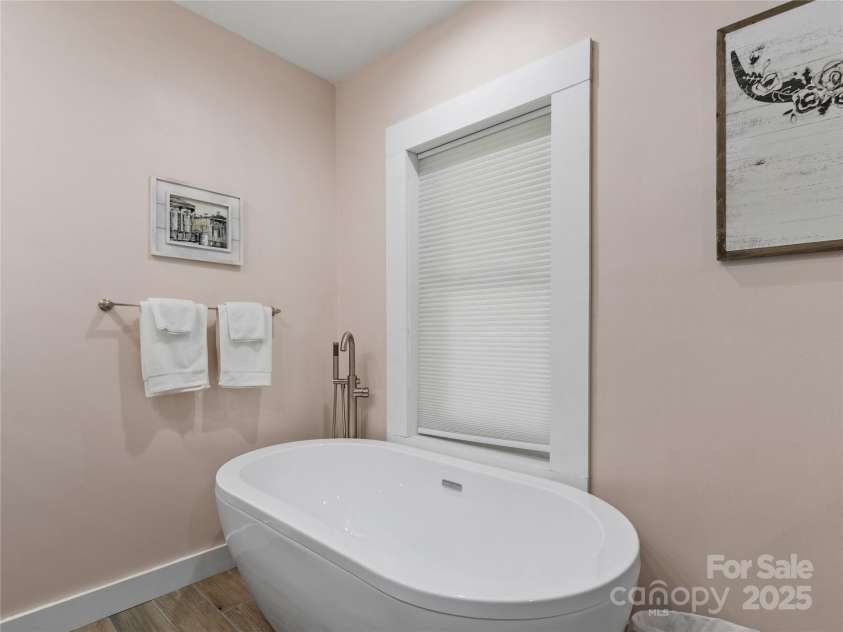 47 Old Chimney Drive, Burnsville, NC 28714.  MLS# CAR4269340, YatesRealty ID 23334. Primary bathroom tub