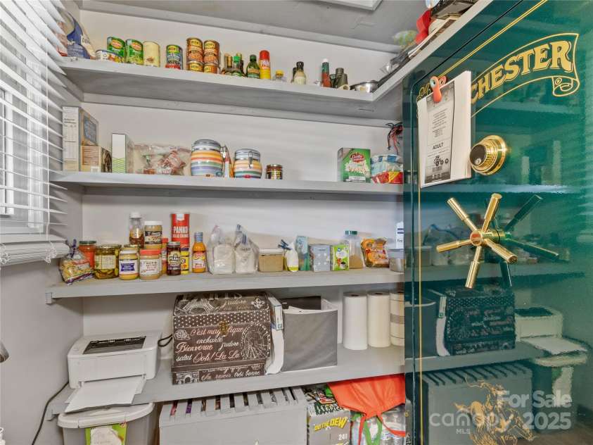 47 Old Chimney Drive, Burnsville, NC 28714.  MLS# CAR4269340, YatesRealty ID 23334. Walk in pantry