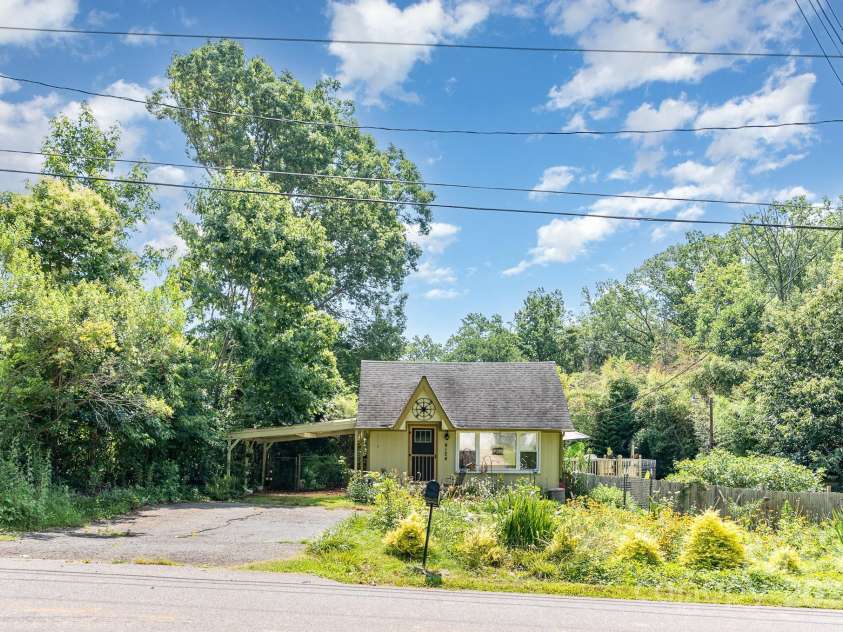 4124 Oakwood Road, Charlotte, NC 28269.  MLS# CAR4276165, YatesRealty ID 23335. 