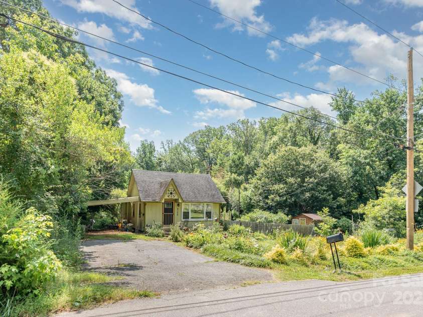 4124 Oakwood Road, Charlotte, NC 28269.  MLS# CAR4276165, YatesRealty ID 23335. 