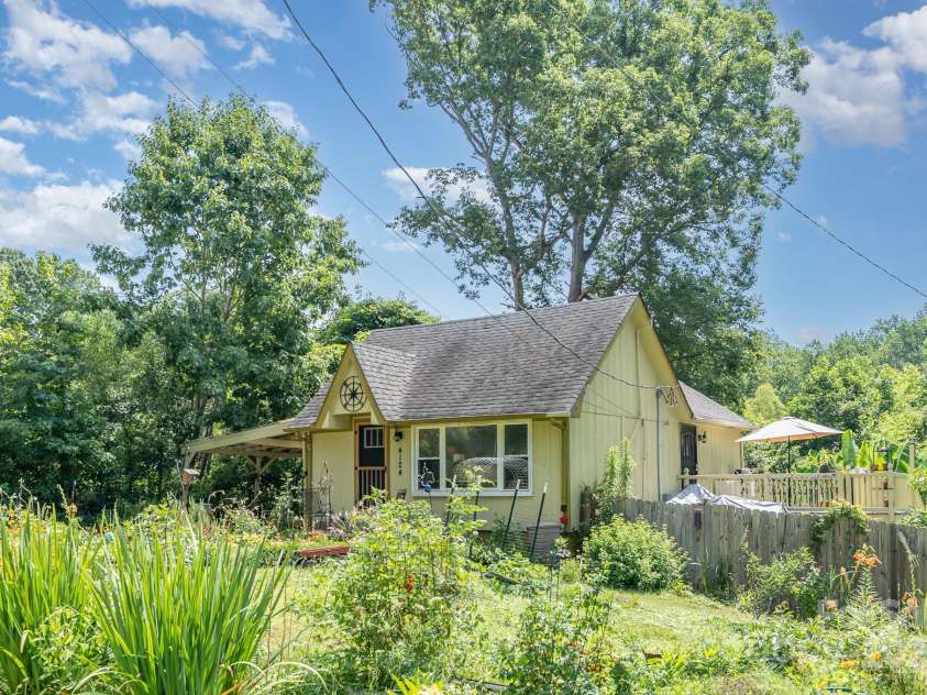 4124 Oakwood Road, Charlotte, NC 28269.  MLS# CAR4276165, YatesRealty ID 23335. 