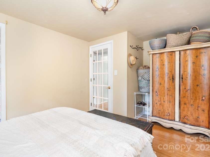 4124 Oakwood Road, Charlotte, NC 28269.  MLS# CAR4276165, YatesRealty ID 23335. 