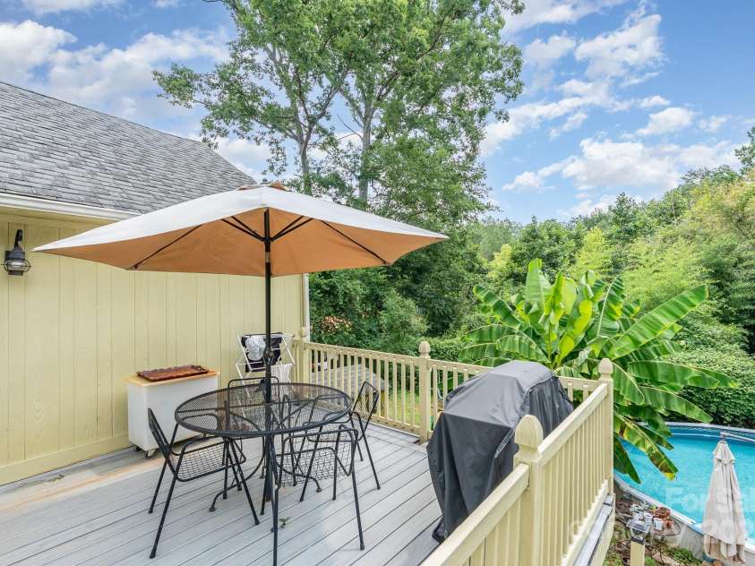 4124 Oakwood Road, Charlotte, NC 28269.  MLS# CAR4276165, YatesRealty ID 23335. 