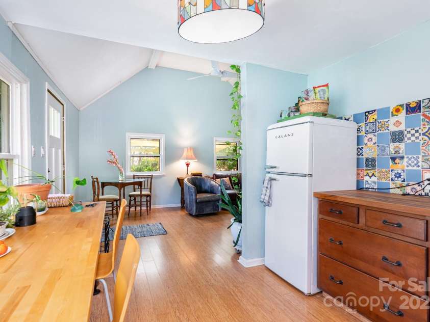 4124 Oakwood Road, Charlotte, NC 28269.  MLS# CAR4276165, YatesRealty ID 23335. Cozy kitchen