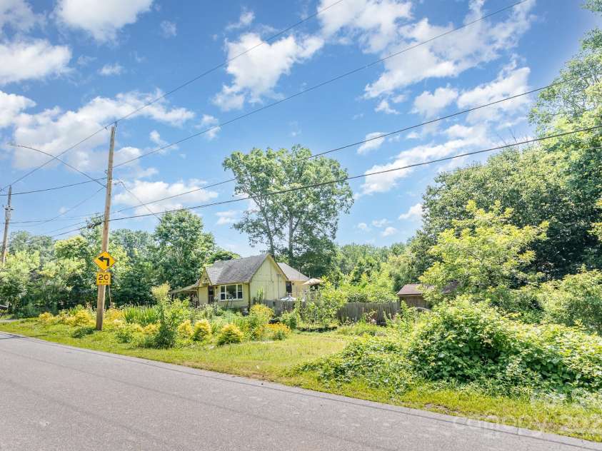 4124 Oakwood Road, Charlotte, NC 28269.  MLS# CAR4276165, YatesRealty ID 23335. Over 150 feet of road frontage over two parcels