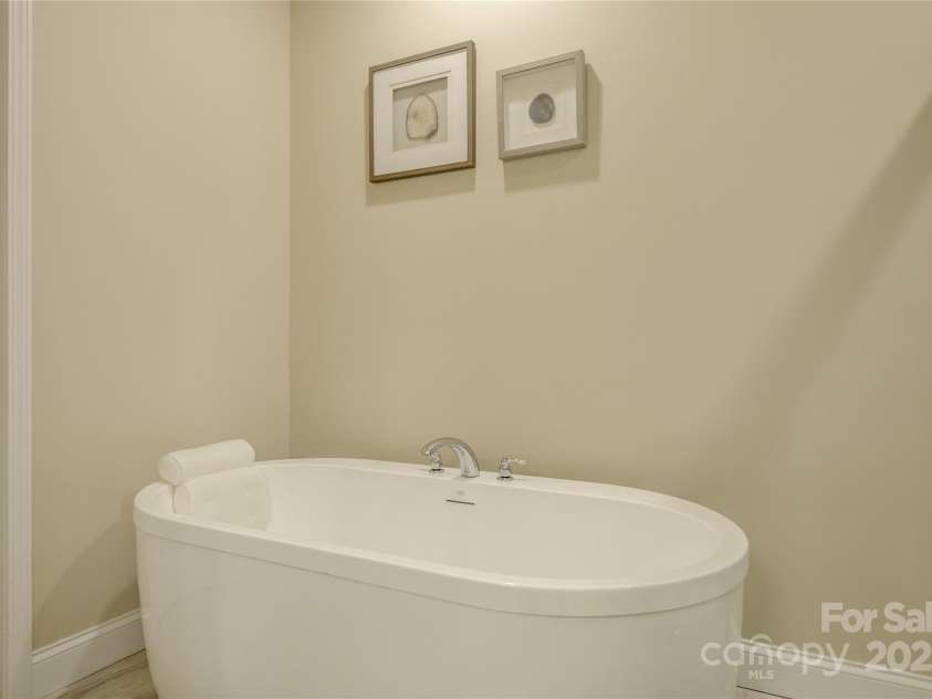 9507 Pointer Road, Huntersville, NC 28078.  MLS# CAR4276054, YatesRealty ID 23336. Free-standing soaking tub