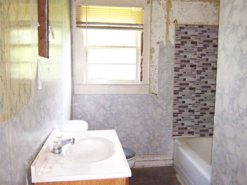 164 Drake Circle, Mooresboro, NC 28114.  MLS# CAR4276587, YatesRealty ID 23338. Bathroom