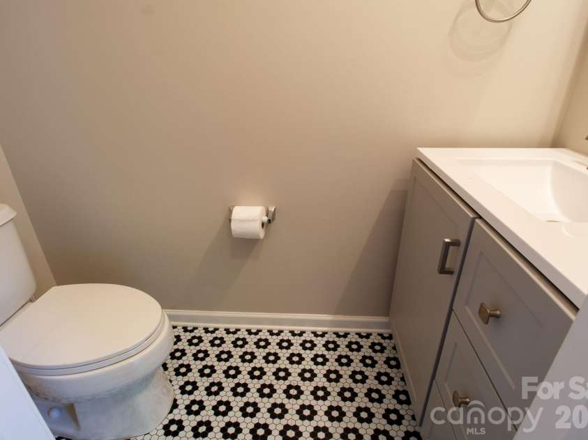 407 Delta Drive, Fort Mill, SC 29715.  MLS# CAR4365600, YatesRealty ID 23339. Half Bath