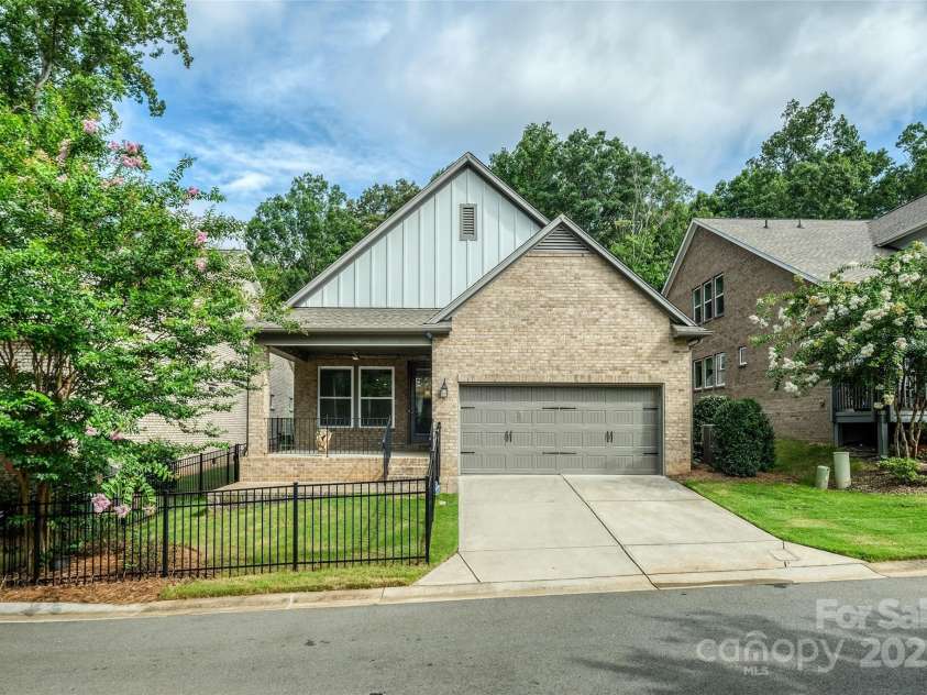 707 Marion Drive, Matthews, NC 28105.  MLS# CAR4276790, YatesRealty ID 23339. 