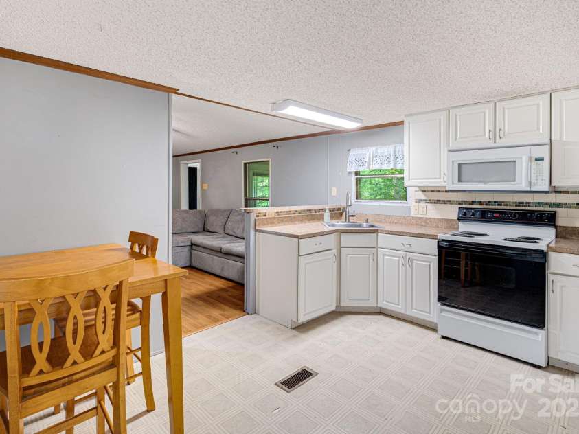 6 Kims Court, Clyde, NC 28721.  MLS# CAR4273004, YatesRealty ID 23341. 