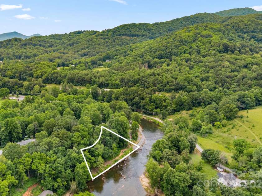 6 Kims Court, Clyde, NC 28721.  MLS# CAR4273004, YatesRealty ID 23341. 