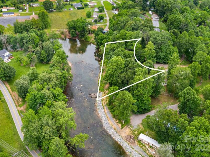 6 Kims Court, Clyde, NC 28721.  MLS# CAR4273004, YatesRealty ID 23341. 