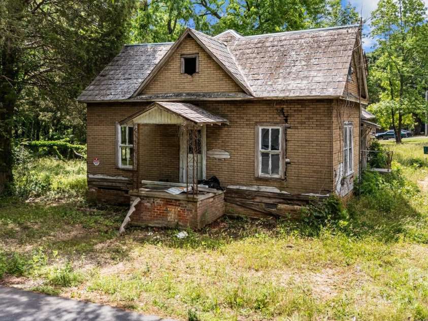 203 College Street, Star, NC 27356.  MLS# CAR4260308, YatesRealty ID 23344. 