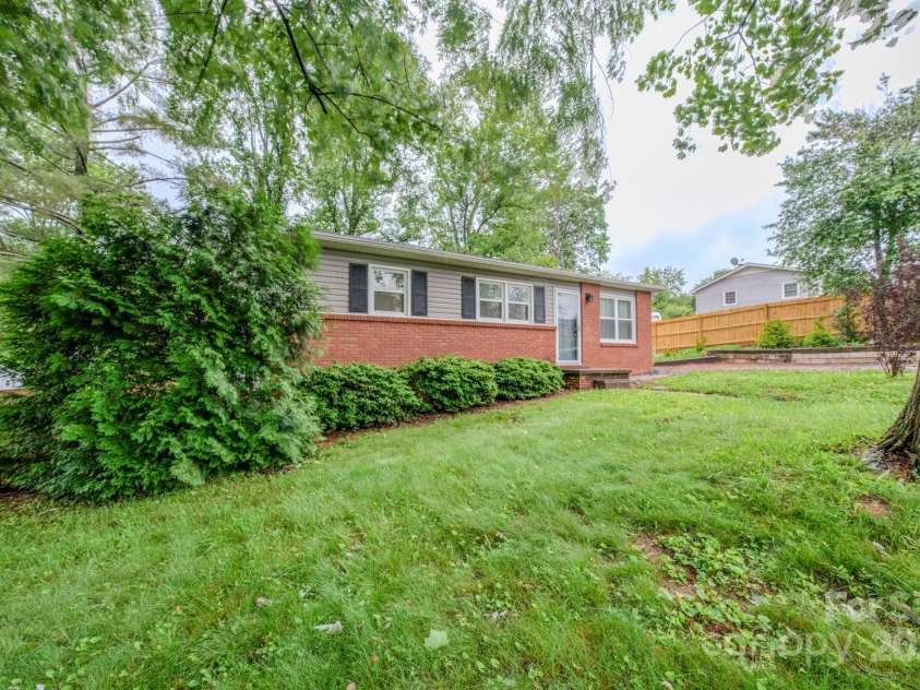 109 Chapman Drive, Asheville, NC 28805.  MLS# CAR4263997, YatesRealty ID 23345. 