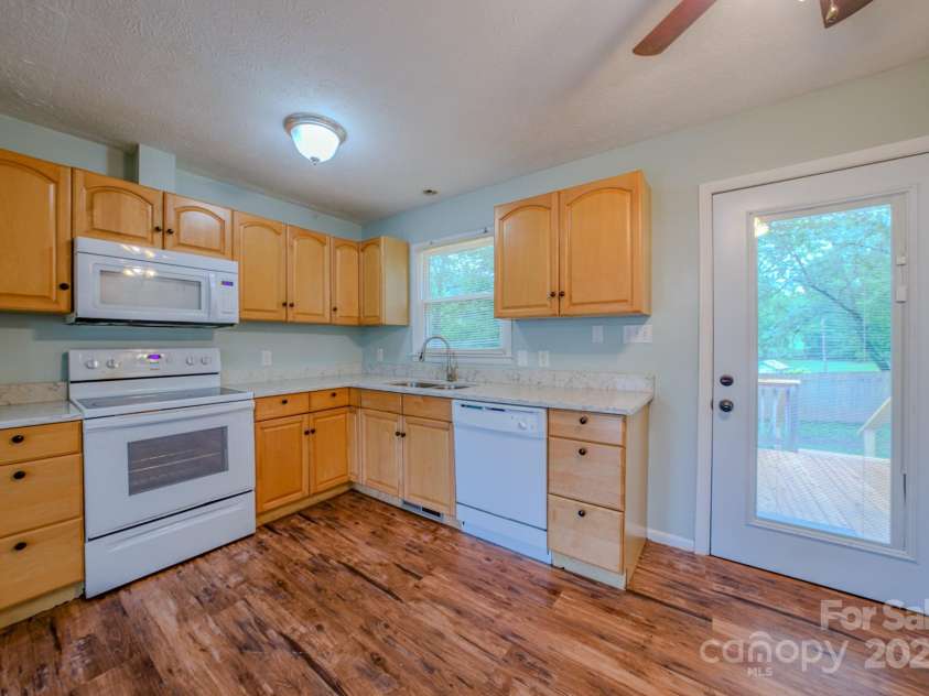 109 Chapman Drive, Asheville, NC 28805.  MLS# CAR4263997, YatesRealty ID 23345. 