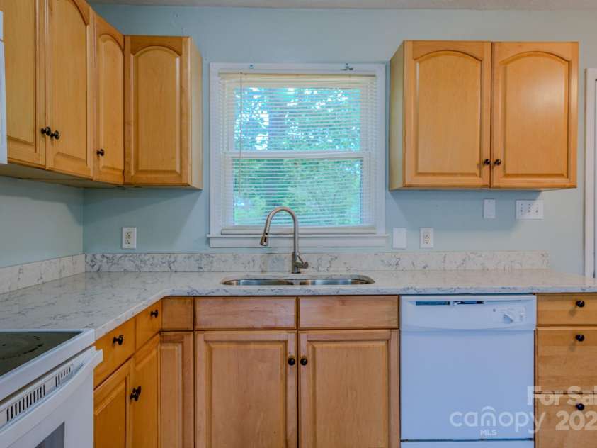 109 Chapman Drive, Asheville, NC 28805.  MLS# CAR4263997, YatesRealty ID 23345. 