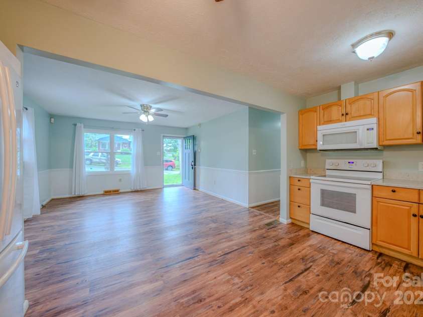 109 Chapman Drive, Asheville, NC 28805.  MLS# CAR4263997, YatesRealty ID 23345. 