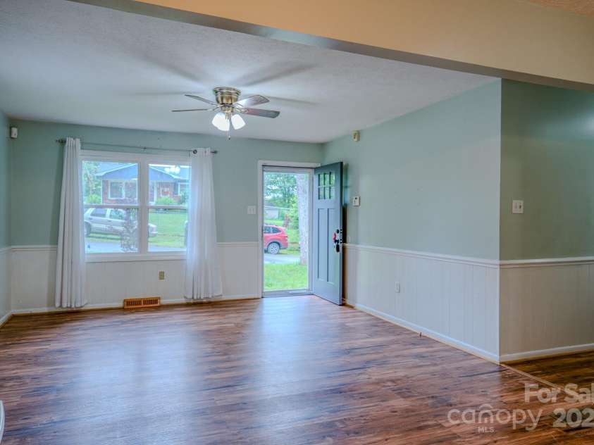 109 Chapman Drive, Asheville, NC 28805.  MLS# CAR4263997, YatesRealty ID 23345. 