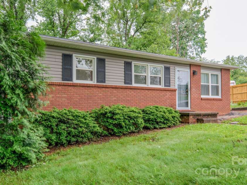 109 Chapman Drive, Asheville, NC 28805.  MLS# CAR4263997, YatesRealty ID 23345. 