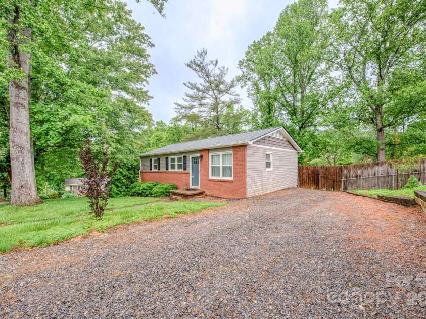 109 Chapman Drive, Asheville, NC 28805.  MLS# CAR4263997, YatesRealty ID 23345. 