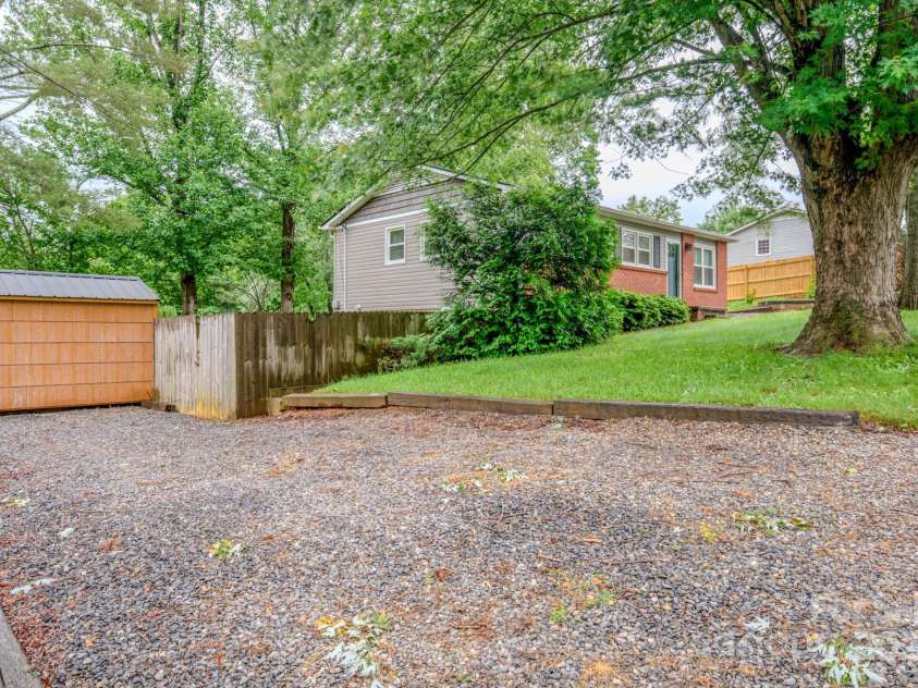 109 Chapman Drive, Asheville, NC 28805.  MLS# CAR4263997, YatesRealty ID 23345. 