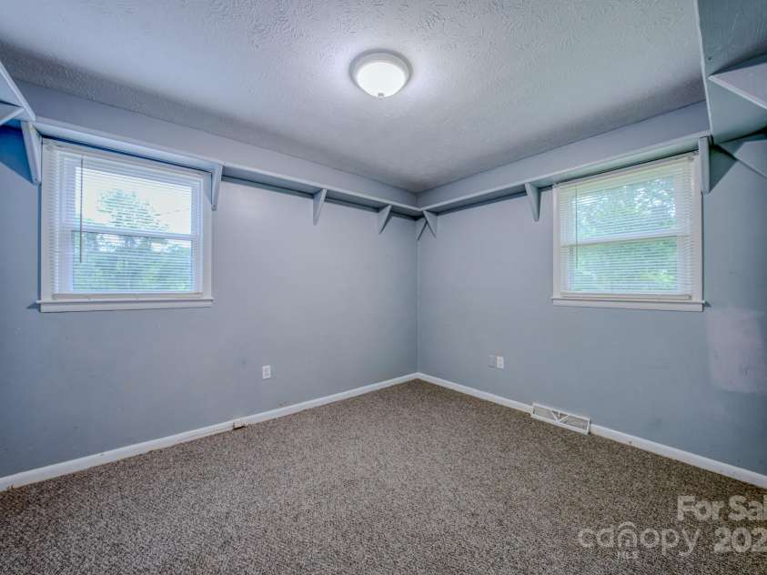 109 Chapman Drive, Asheville, NC 28805.  MLS# CAR4263997, YatesRealty ID 23345. 