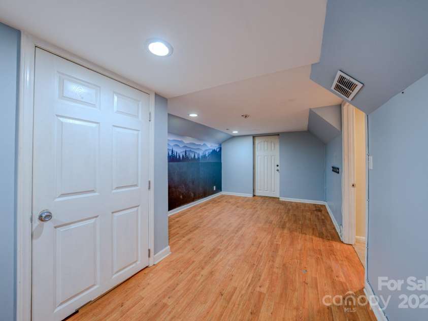 109 Chapman Drive, Asheville, NC 28805.  MLS# CAR4263997, YatesRealty ID 23345. 