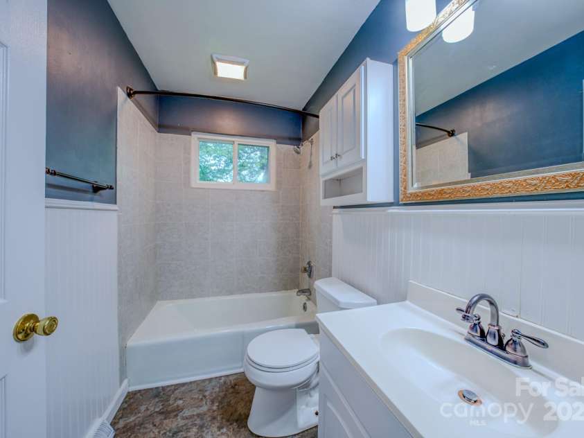 109 Chapman Drive, Asheville, NC 28805.  MLS# CAR4263997, YatesRealty ID 23345. 