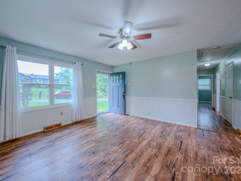 109 Chapman Drive, Asheville, NC 28805.  MLS# CAR4263997, YatesRealty ID 23345. 