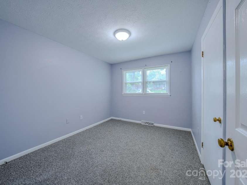 109 Chapman Drive, Asheville, NC 28805.  MLS# CAR4263997, YatesRealty ID 23345. 