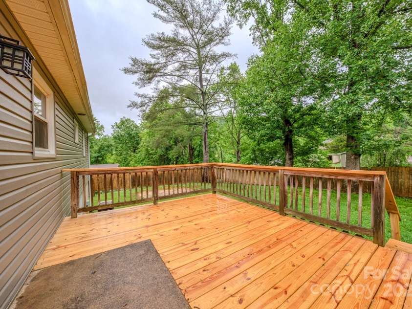109 Chapman Drive, Asheville, NC 28805.  MLS# CAR4263997, YatesRealty ID 23345. 