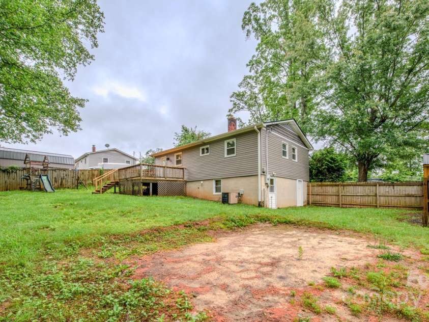 109 Chapman Drive, Asheville, NC 28805.  MLS# CAR4263997, YatesRealty ID 23345. 