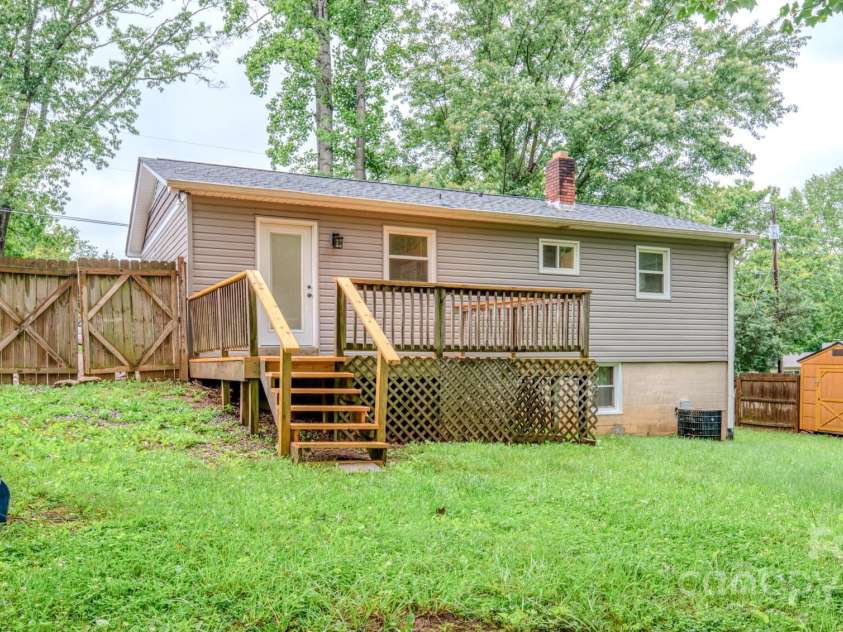 109 Chapman Drive, Asheville, NC 28805.  MLS# CAR4263997, YatesRealty ID 23345. 