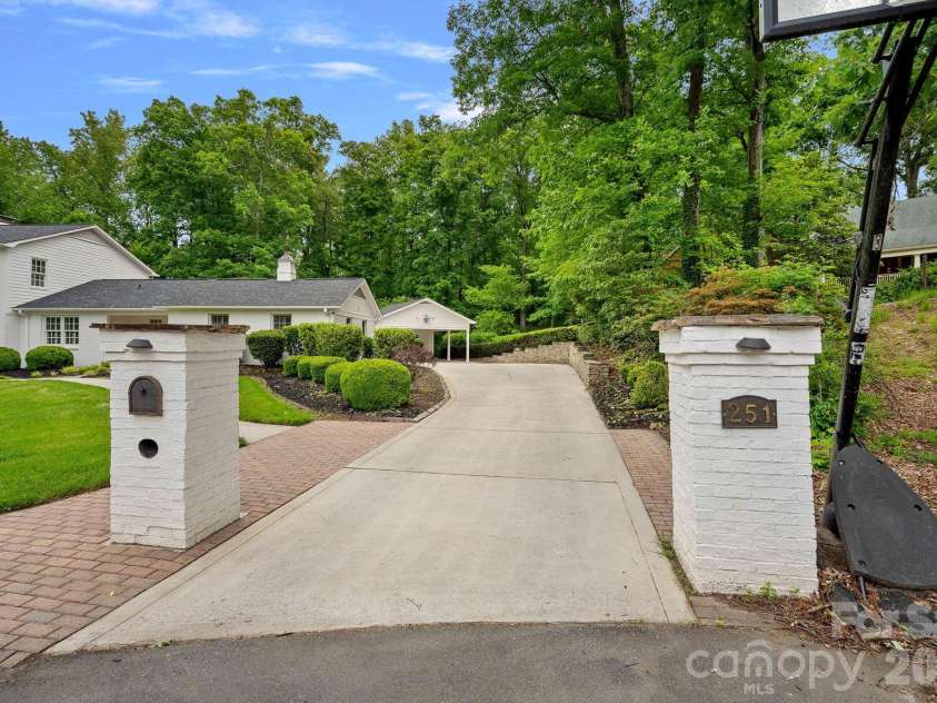 251 Ney Circle, Davidson, NC 28036.  MLS# CAR4377610, YatesRealty ID 23349. 