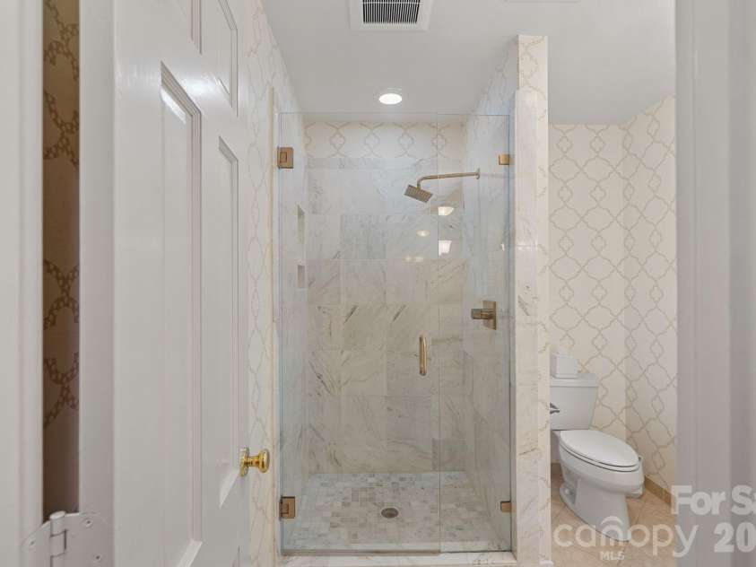 251 Ney Circle, Davidson, NC 28036.  MLS# CAR4377610, YatesRealty ID 23349. Second floor primary bath