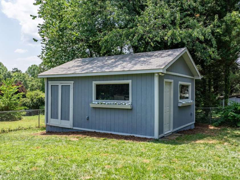 2623 13th Street, Hickory, NC 28601.  MLS# CAR4275094, YatesRealty ID 23351. 