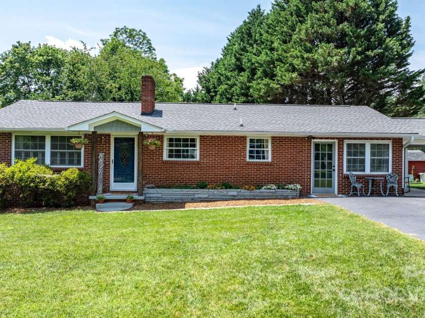 2623 13th Street, Hickory, NC 28601.  MLS# CAR4275094, YatesRealty ID 23351. 