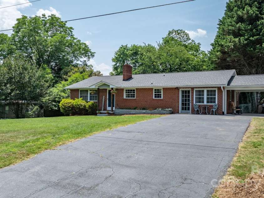 2623 13th Street, Hickory, NC 28601.  MLS# CAR4275094, YatesRealty ID 23351. 