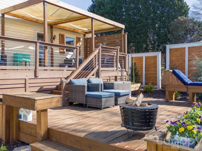 141 Bluewing Lane, Mooresville, NC 28117.  MLS# CAR4381743, YatesRealty ID 23352. Lower sunbathing deck with planters
