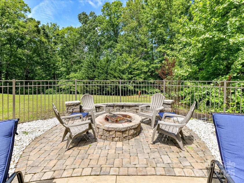 633 Elmhurst Drive, Fort Mill, SC 29715.  MLS# CAR4245784, YatesRealty ID 23352. Fire Pit