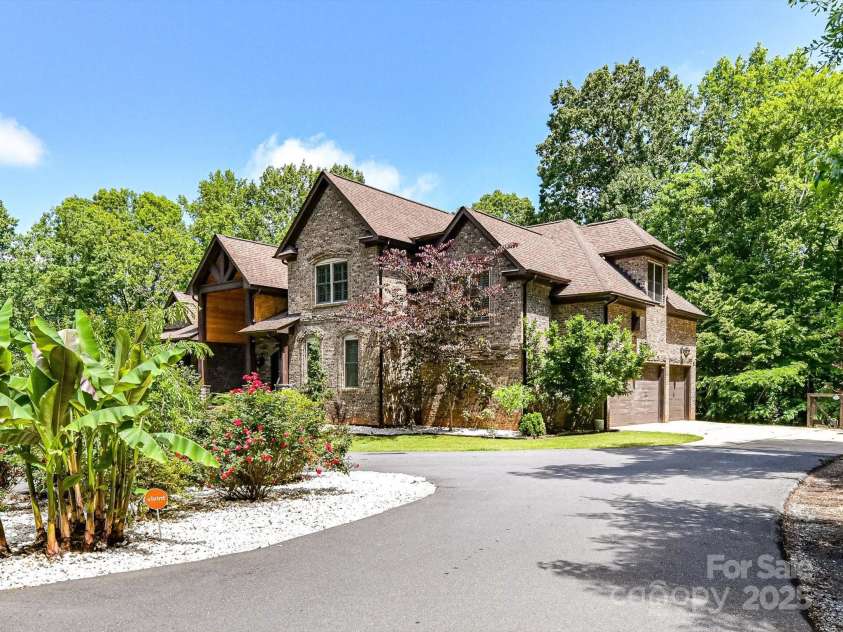 633 Elmhurst Drive, Fort Mill, SC 29715.  MLS# CAR4245784, YatesRealty ID 23352. Gorgeous 4bdm, 4.5 bath brick home located on a sprawling 6.5 acres!