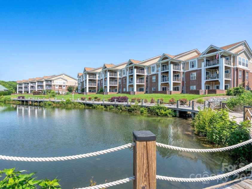 18511 Harborside Drive, Cornelius, NC 28031.  MLS# CAR4274110, YatesRealty ID 23355. 