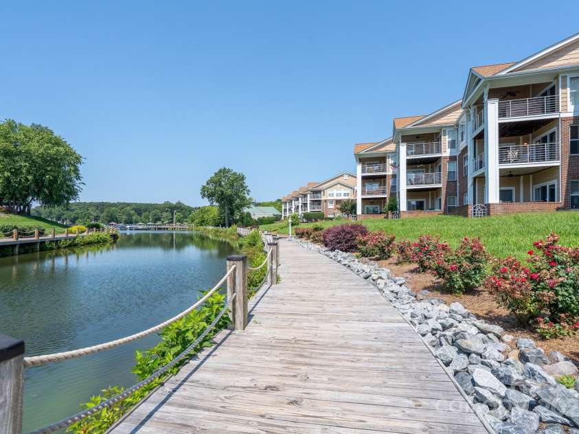 18511 Harborside Drive, Cornelius, NC 28031.  MLS# CAR4274110, YatesRealty ID 23355. 