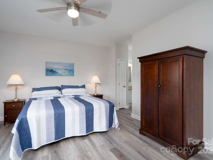 18511 Harborside Drive, Cornelius, NC 28031.  MLS# CAR4274110, YatesRealty ID 23355. 