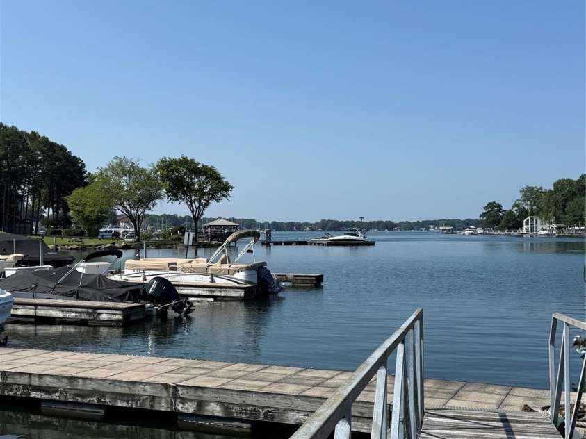 18511 Harborside Drive, Cornelius, NC 28031.  MLS# CAR4274110, YatesRealty ID 23355. 