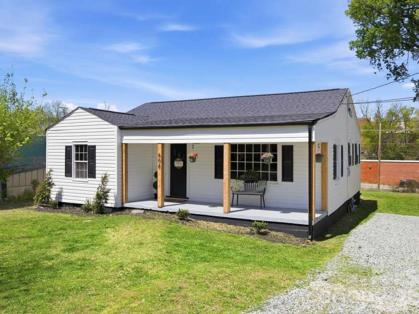 608 Carver Drive, Lexington, NC 27292.  MLS# CAR4353909, YatesRealty ID 23355. 