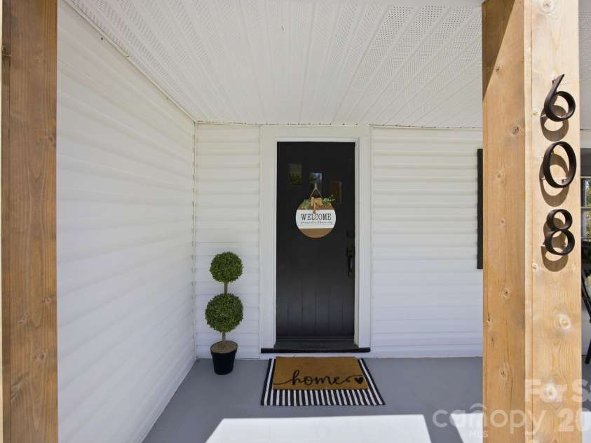 608 Carver Drive, Lexington, NC 27292.  MLS# CAR4353909, YatesRealty ID 23355. 