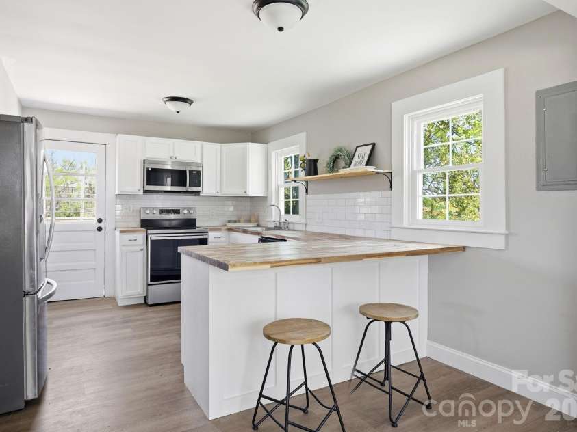 608 Carver Drive, Lexington, NC 27292.  MLS# CAR4353909, YatesRealty ID 23355. 