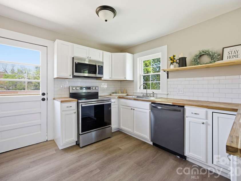 608 Carver Drive, Lexington, NC 27292.  MLS# CAR4353909, YatesRealty ID 23355. 