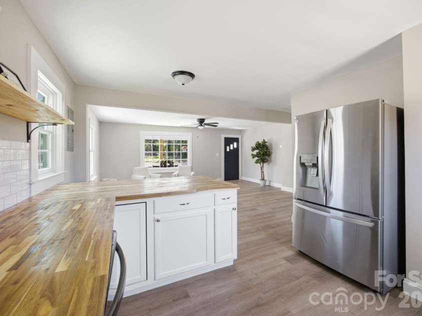 608 Carver Drive, Lexington, NC 27292.  MLS# CAR4353909, YatesRealty ID 23355. 